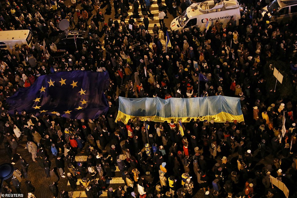Почему пала европа. Митинги в Европе в поддержку России. Митинги в Европе в поддержку Украины. Митинги в Париже. Демонстрации в Европе в поддержку России.